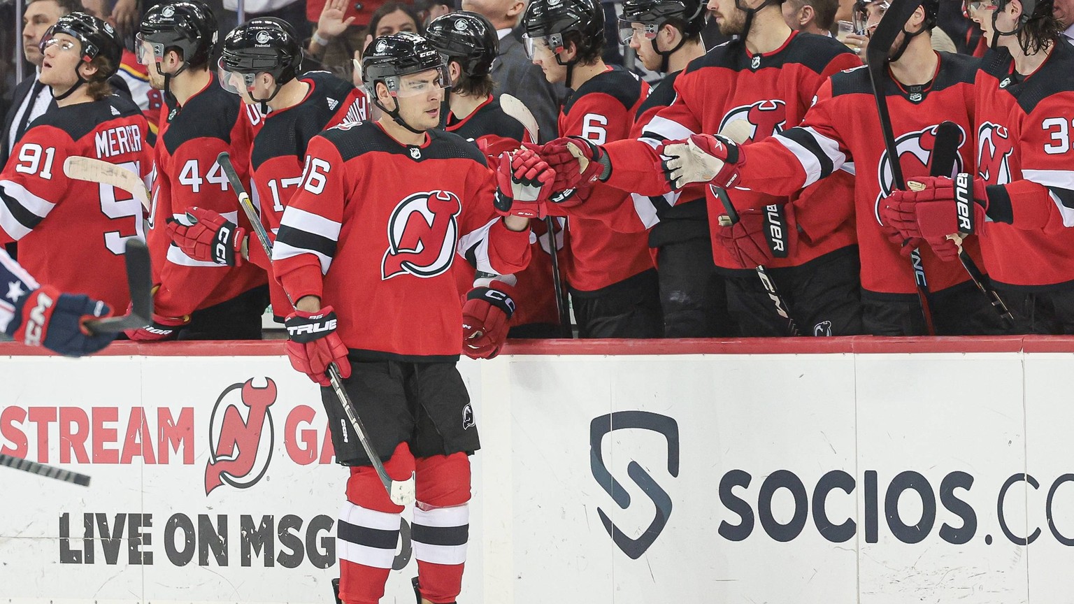 NHL, Eishockey Herren, USA Columbus Blue Jackets at New Jersey Devils Apr 6, 2023 Newark, New Jersey, USA New Jersey Devils right wing Timo Meier 96 celebrates his goal with teammates during the secon ...