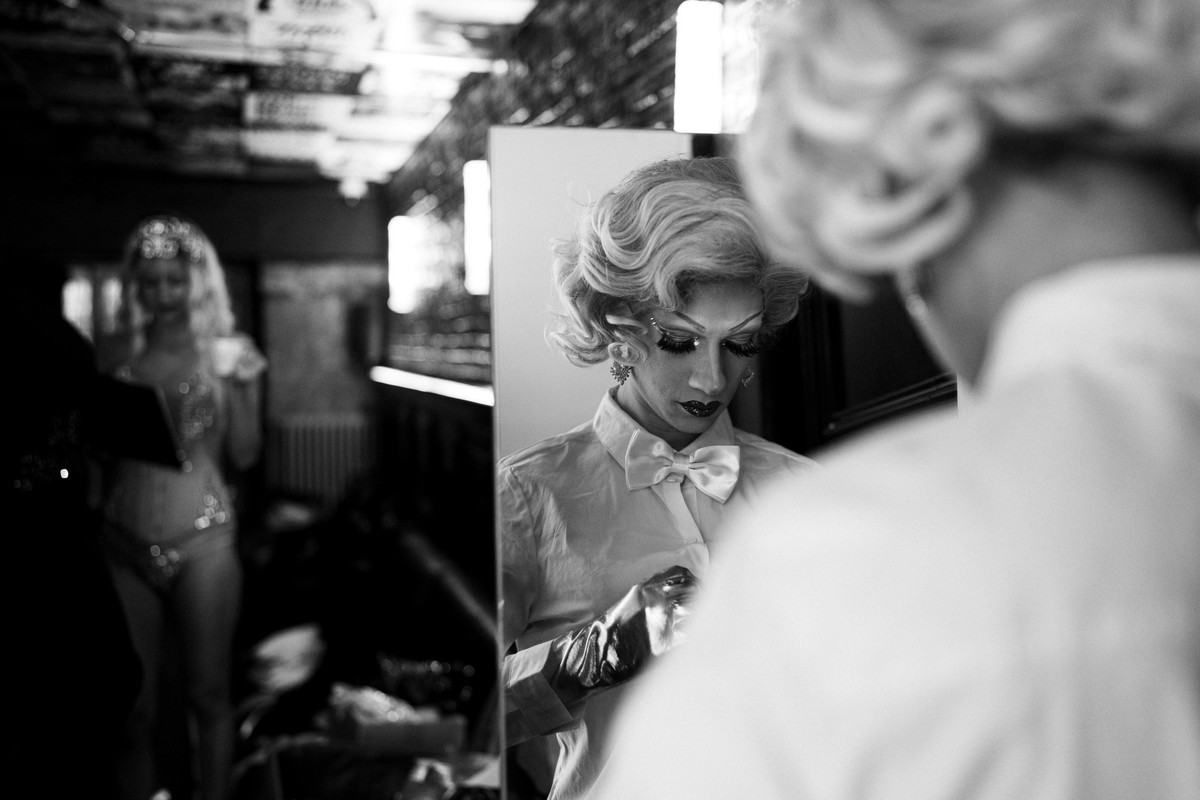 Mit meiner Kamera durfte ich die Verwandlung von Michel zur Dragqueen begleiten. 

Am Tag steht Michel im Schulzimmer als Lehrer und lehrt Jugendlichen das Periodensystem. Nach Feierabend legt er dies ...