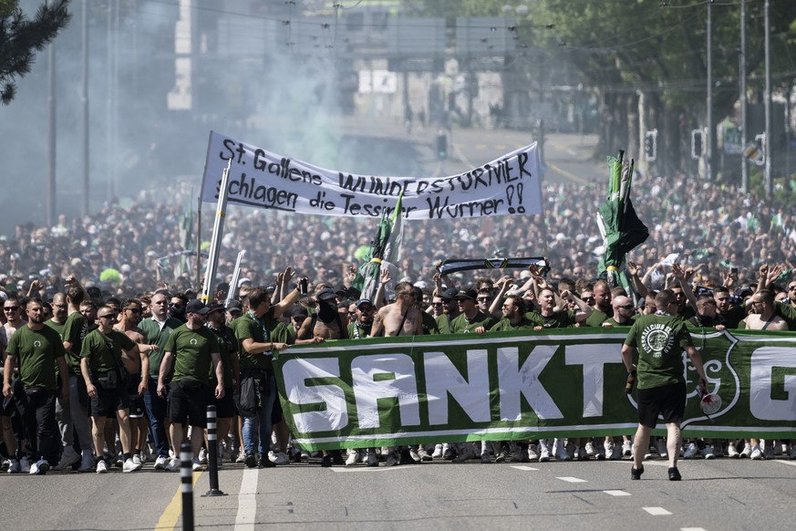 Der Fanmarsch der St. Galler Fans ueberquert die Lorrainebruecke, vor dem Schweizer Fussball Cup Final zwischen dem FC Lugano und dem FC St. Gallen, am Sonntag, 15. Mai 2022, im Stadion Wankdorf in Be ...