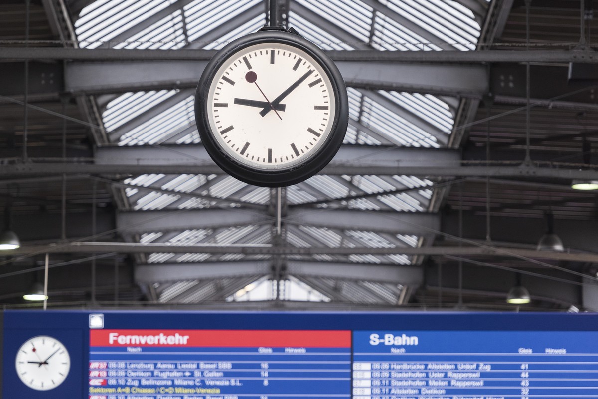 ZUM 75-JAEHRIGEN JUBILAEUM DER SBB BAHNHOFUHR (1944) STELLEN WIR IHNEN FOLGENES BILDMATERIAL ZUR VERFUEGUNG --- A Swiss railway station clock at Zurich main train station, in Zurich, Switzerland, on J ...