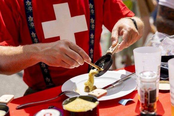 Pres de 600 personnes Suisses et Francaises ont partage une raclette a la frontiere franco-Suisse a Saint-Gingolph, ce dimanche 1 juin 2025. Un traite de paix symbolique entre la France et la Suisse a ...