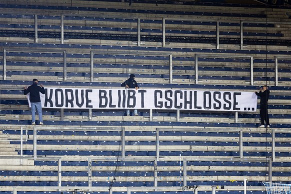 Fans des FC Luzern platzieren ein Banner in der geschlossenen FCL Fankurve im Fussball Meisterschaftsspiel der Swiss Super League zwischen dem FC Luzern, FCL, und Yverdon Sport FC, YS, am Samstag, 26. ...