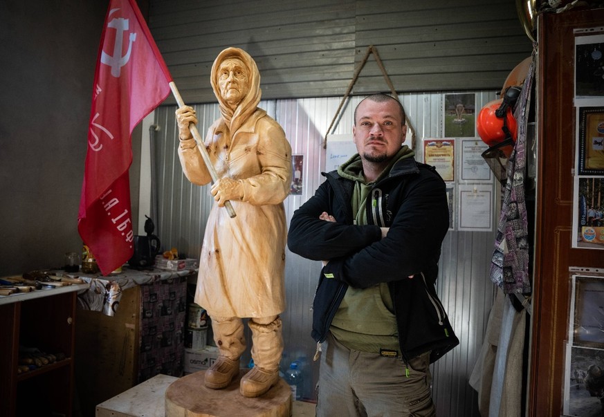 Der russische Künstler Alexander Iwtschenko hat «Babuschka Anja» aus Holz geschnitzt.