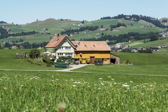 ARCHIV --- ZUR MELDUNG, DASS DER BUNDESRAT BEI DEN BAUERN SPAREN WILL, STELLEN WIR IHNEN FOLGENDES BILD ZUR VERFUEGUNG --- Ein Bauernhaus oberhalb von Appenzell, Kt. Appenzell Innerrhoden, aufgenommen ...