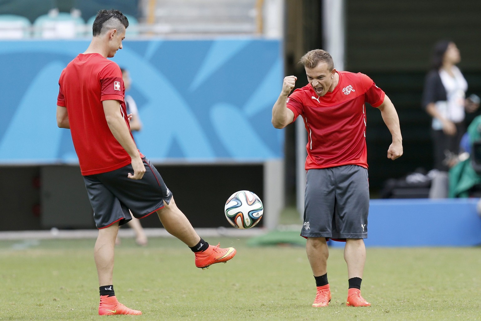 Ist heiss: Nati-Star Xherdan Shaqiri beim Abschlusstraining mit Blerim Dzemaili.