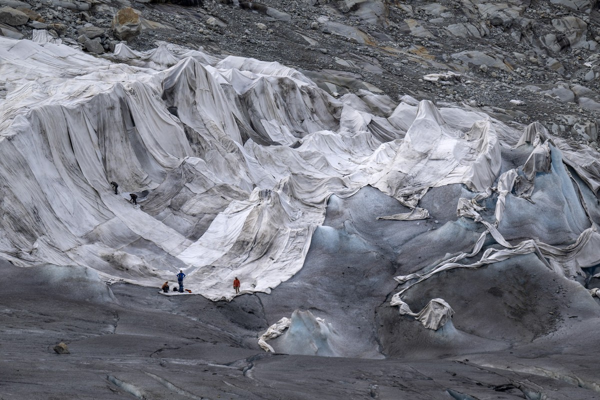 Der Rhonegletscher ist mit Tuechern gegen die Sonne geschuetzt, am Freitag, 25. August 2023, oberhalb von Gletsch im Kanton Wallis. Der Klimawandel setzt den Gletschern zu und sie ziehen sich zurueck. ...