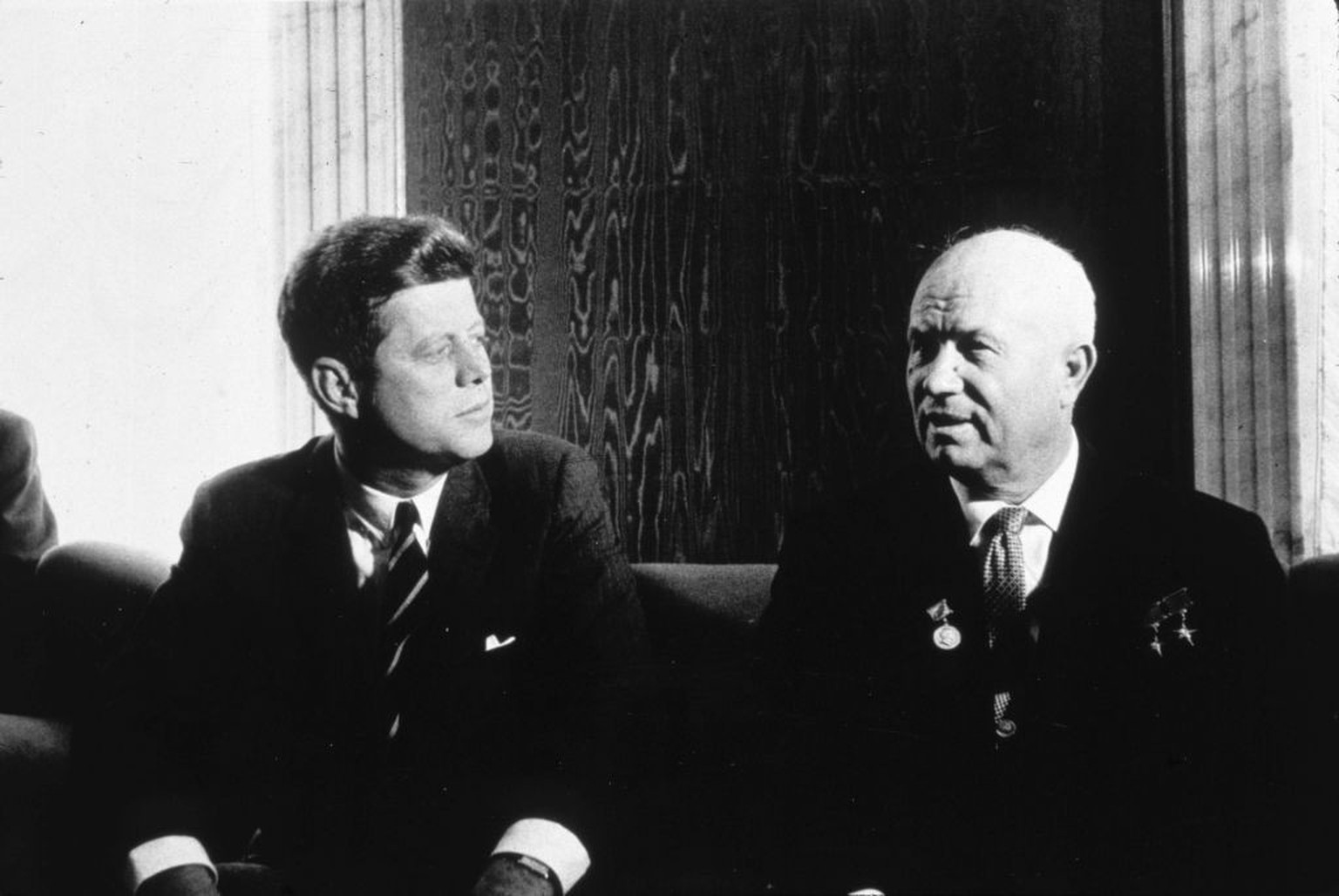 circa 1960: US President John Kennedy (1917 - 1963) talks with Russian Soviet leader, Nikita Khrushchev (1894 - 1971). (Photo by MPI/Getty Images)