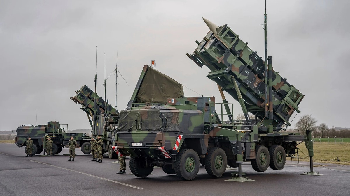 Selon certaines estimations, les Etats-Unis auraient utilisé environ les deux tiers de leurs stocks de missiles Patriot lors de la guerre contre l'Iran. Sur la photo: un système de défense aérien ...