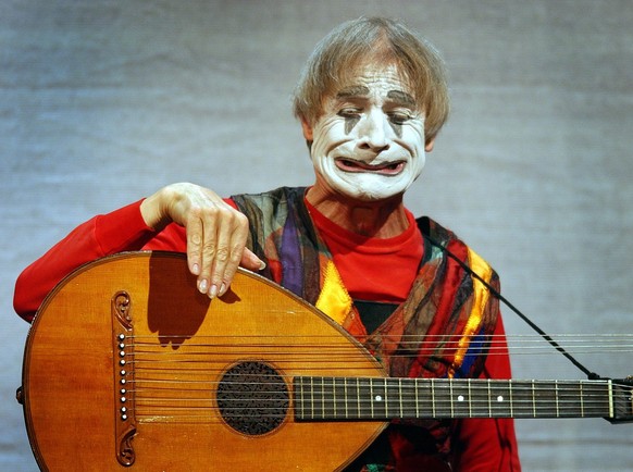 epa05432937 A picture dated 20 November 2003 shows Clown Dimitri performing in Zurich, Switzerland. Well-known Swiss entertainer has died at the age of 80 as his family confirmed on 20 July 2016. Dimi ...