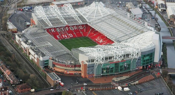 Das Old Trafford aus der Luft mit der Eisenbahnlinie hinter dem Sir Bobby Charlton Stand.