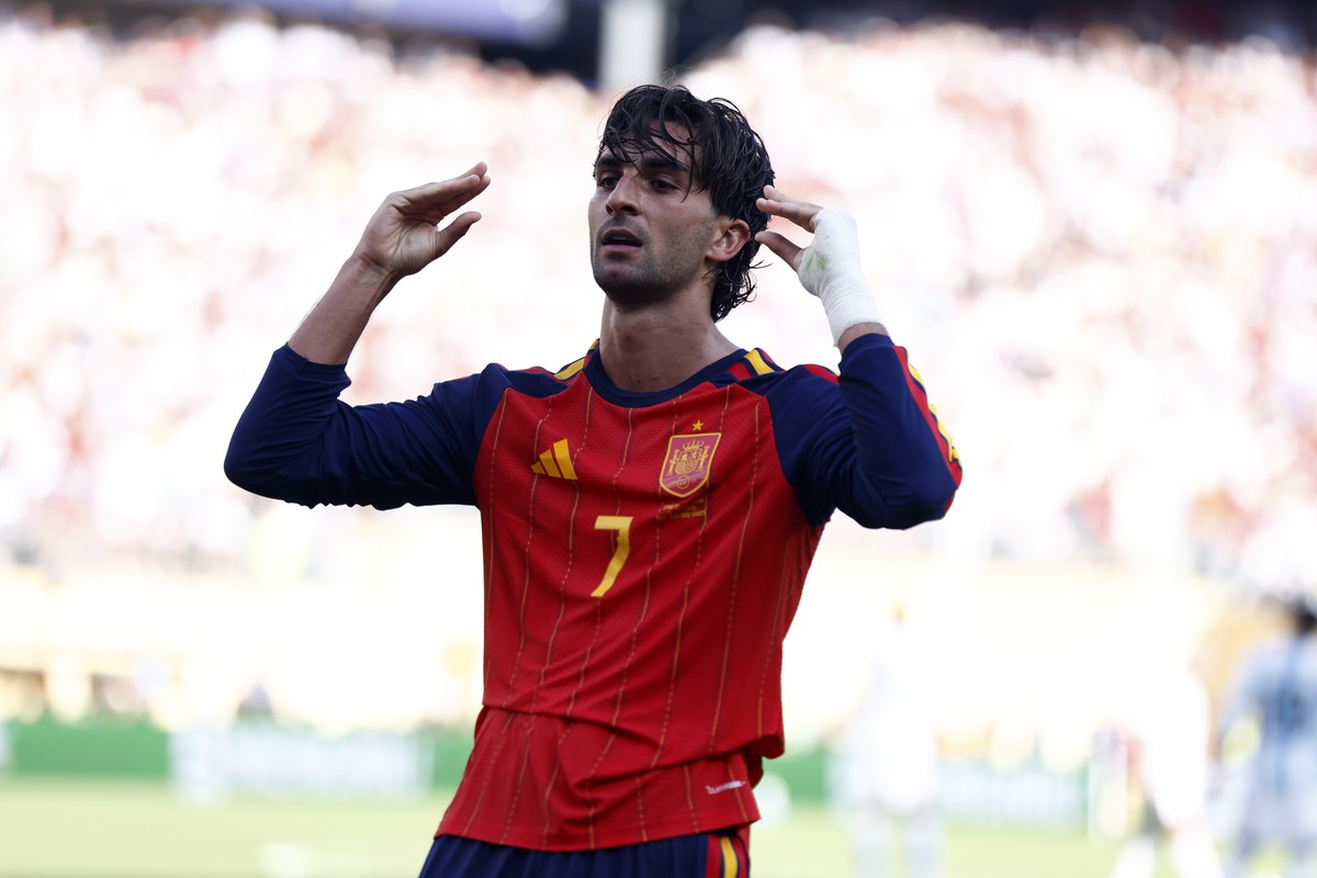 KEYPIX - epa13121525 Ferran Torres of Spain celebrates scoring the 1-0 goal during the FIFA World Cup 2026 final match Spain against Argentina, in East Rutherford, New Jersey, USA, 19 July 2026. EPA/W ...