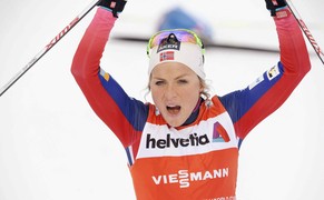 Therese Johaug siegt überlegen.