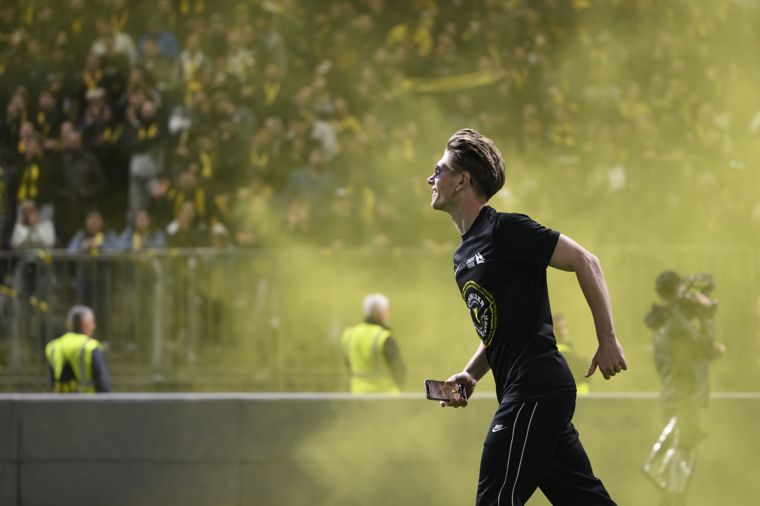 Lukasz Lakomy vom BSC Young Boys begibt sich zu den wartenden Fans, am Dienstag, 21. Mai 2024 nach der Rueckfahrt von Genf im Stadion Wankdorf in Bern. YB hat nach dem 0:1 Sieg gegen Servette am frueh ...