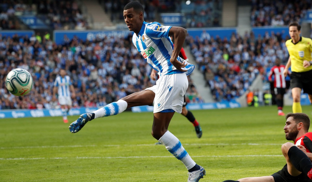 epa08205803 Real Sociedad's Alexander Isak (C) in action during a Spanish LaLiga soccer match between Real Sociedad and Athletic Bilbao at Reale Arena in San Sebastian, Basque Country, northern S ...