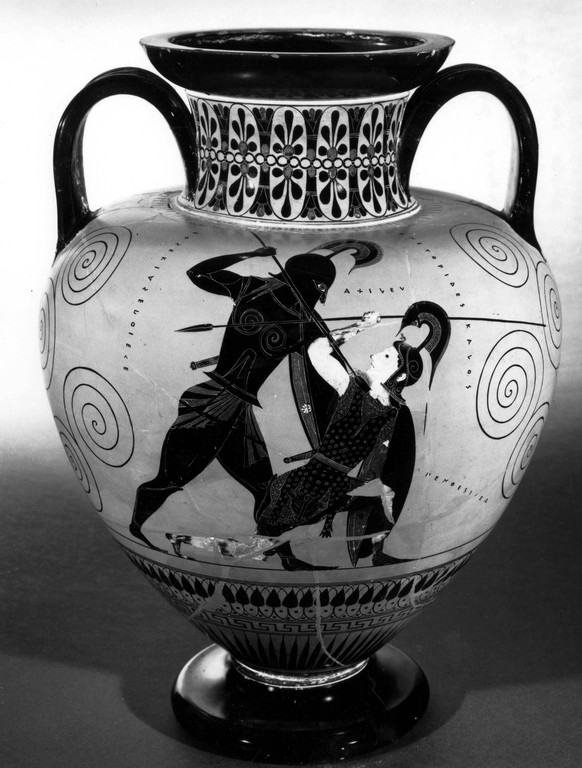 Black figure neck amphora. Achilles prepares to kill the amazon Penthesilea Mono Book UnitedArchives0700145