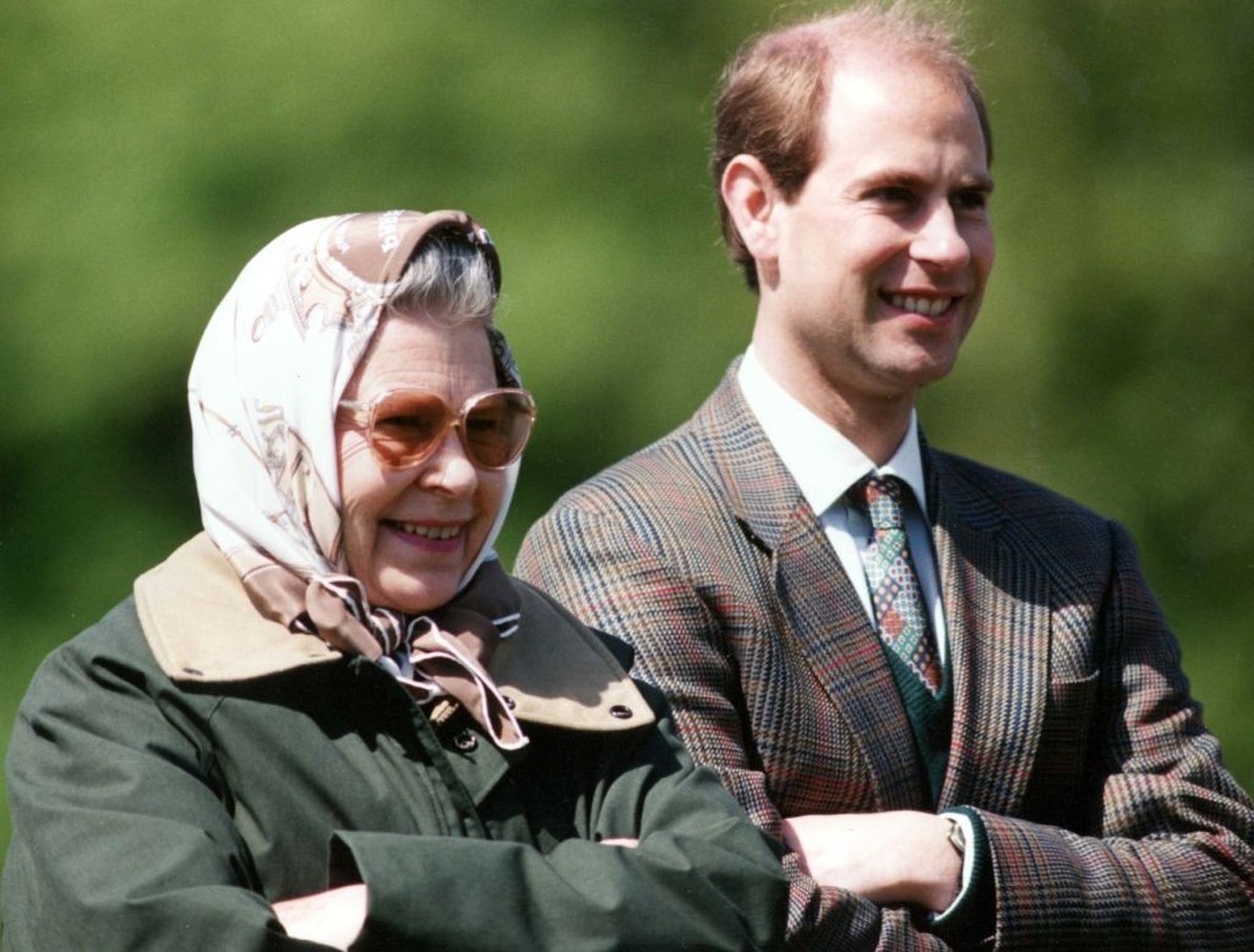 Library file dated 14.05.95 of HRH The Queen and her youngest son Prince Edward. Prince Edward and his long-term girlfriend Sophie Rhys-Jones are expected to announce their engagement this morning (We ...