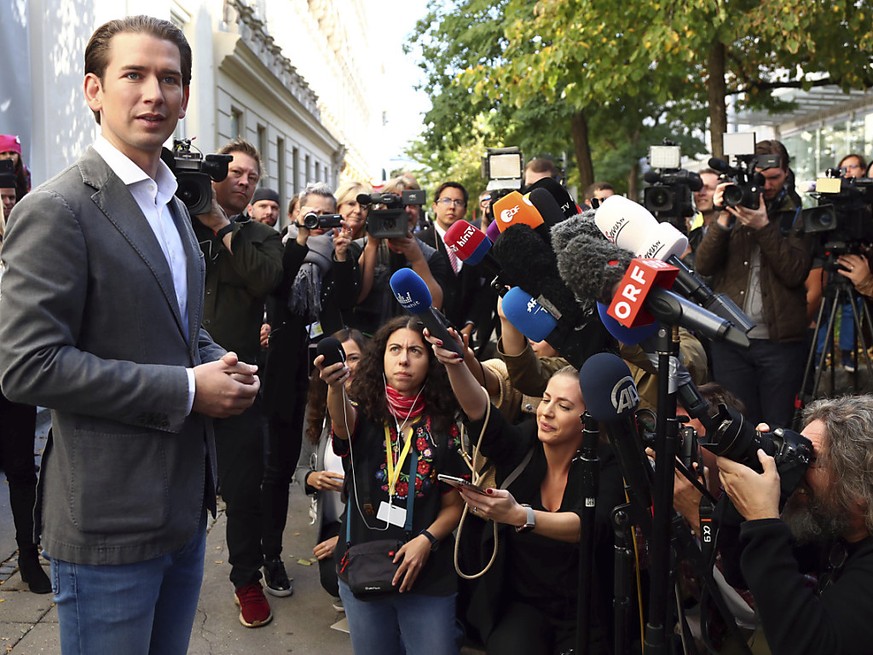 Ex-Kanzler und ÖVP-Chef Sebastian Kurz zeigt sich nach der Stimmabgabe für die Parlamentswahl in Wien zuversichtlich. Er gilt als haushoher Favorit.