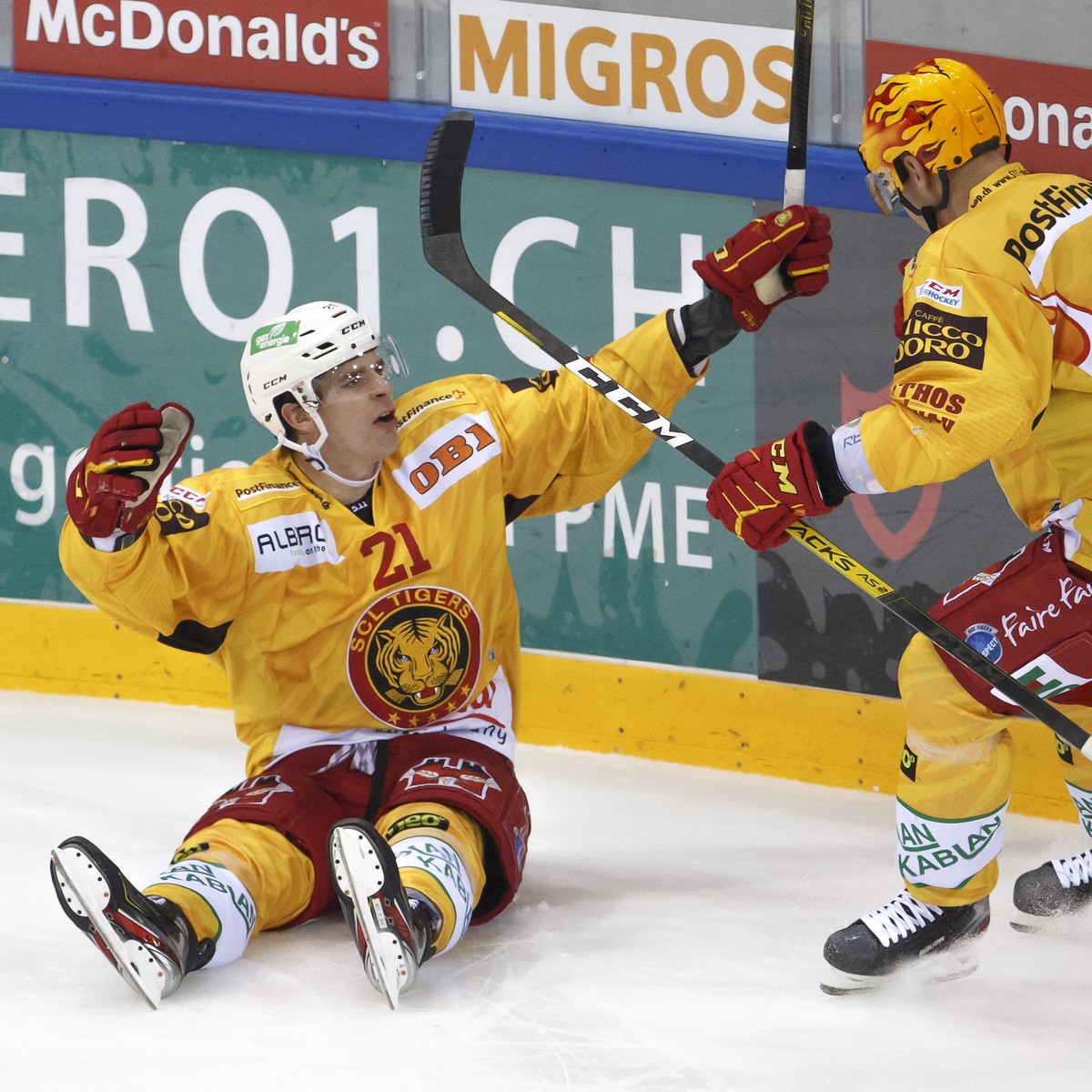 Tiger's forward Raphael Kuonen, left, celebrates his goal with teammate forward Harri Pesonen, of Finland, right, after scoring the2:1, during a National League regular season game of the Swiss C ...