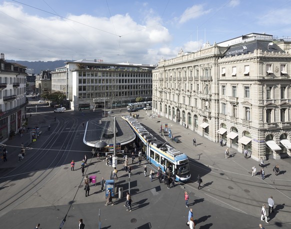 ARCHIVBILD - ZUR MELDUNG BEZUEGLICH BANKEN GEGEN EIGENMITTELVERORDNUNG - Paradeplatz Square with the headquarter of Swiss banks UBS, centre, and Credit Suisse, right, and the tram stop Paradeplatz in  ...