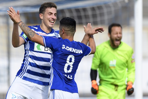 Les joueurs lausannois Olivier Custodio, gauche, et Musa Araz, centre, celebrent le 3eme but devant le gardien luganais Mirko Salvi, droite, lors de la rencontre de football de Super League entre le F ...