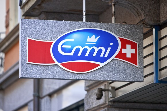 ARCHIV - ZUR UMSATZ- UND GEWINNZUNAHME DES MILCHVERARBEITERS EMMI STELLEN WIR IHNEN DIESES ARCHIVBILD ZUR VERFUEGUNG - Logo am Hauptsitz von Emmi in Luzern, aufgenommen am 31. Maerz 2010. (KEYSTONE/Ga ...