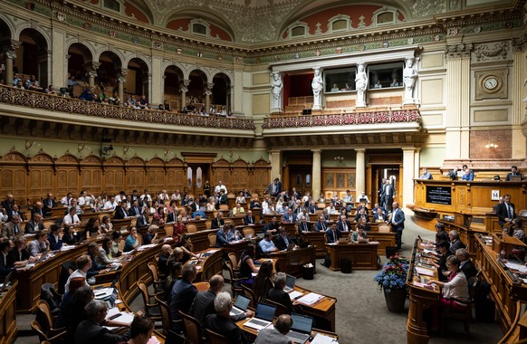 Der Nationalrat debattiert ueber den indirekten Gegenvorschlag zur Gletscherinitiative, an der Sommersession der Eidgenoessischen Raete, am Dienstag, 14. Juni 2022, in Bern. (KEYSTONE/Peter Schneider)