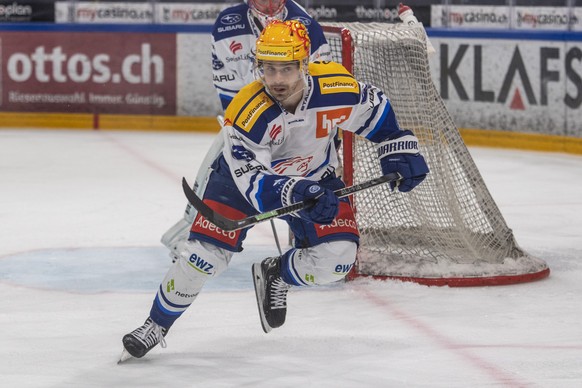 Denis Malgin vom ZSC beim Eishockey Qualifikationsspiel der National League zwischen dem EV Zug und den ZSC Lions am Montag, 14. Maerz 2022 in Zug. (KEYSTONE/Urs Flueeler).