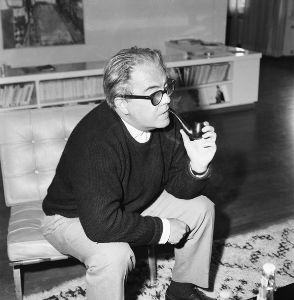 ARCHIVE --- ZUM SCHRIFTSTELLER MAX FRISCH, DER VOR 25 JAHREN, AM 4. APRIL 1991, STARB, STELLEN WIR IHNEN DIESES BILD ZUR VERFUEGUNG --- Swiss writer Max Frisch pictured in his house in Berzona in the  ...