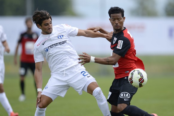 20.06.2015; Volketswil; Fussball Super League Testspiel - FC Zuerich - FC Aarau;
Mike Kleiber (Zuerich, L) gegen Henry Acosta (Aarau, R)
(Nick Soland/EQ Images)