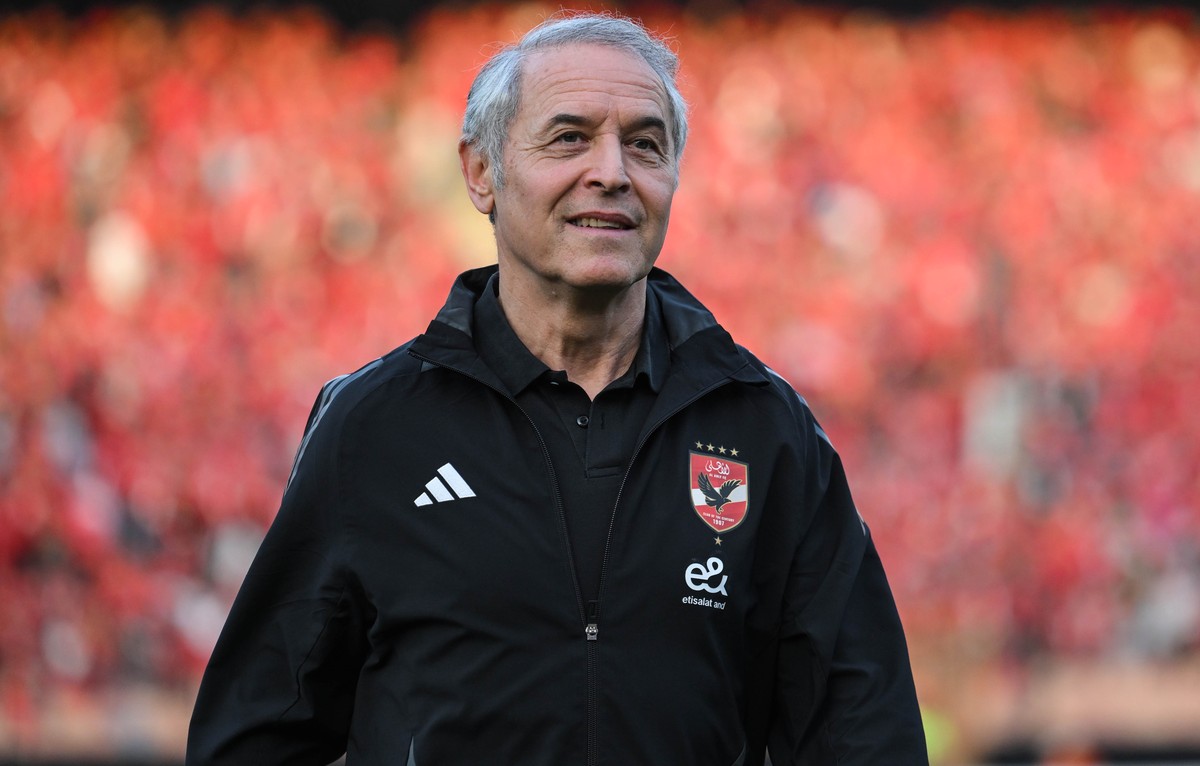 epa12054745 Al Ahly's head coach Marcel Koller looks on ahead of the CAF Champions League semi final second leg soccer match between Al Ahly FC and Mamelodi Sundowns FC, in Cairo, Egypt, 25 April ...