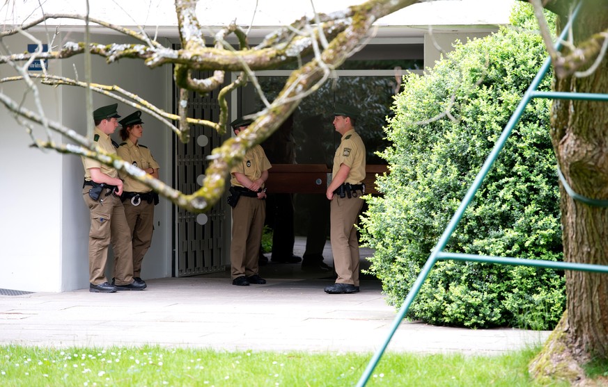 Polizisten vor dem Hauseingang Gurlitts.