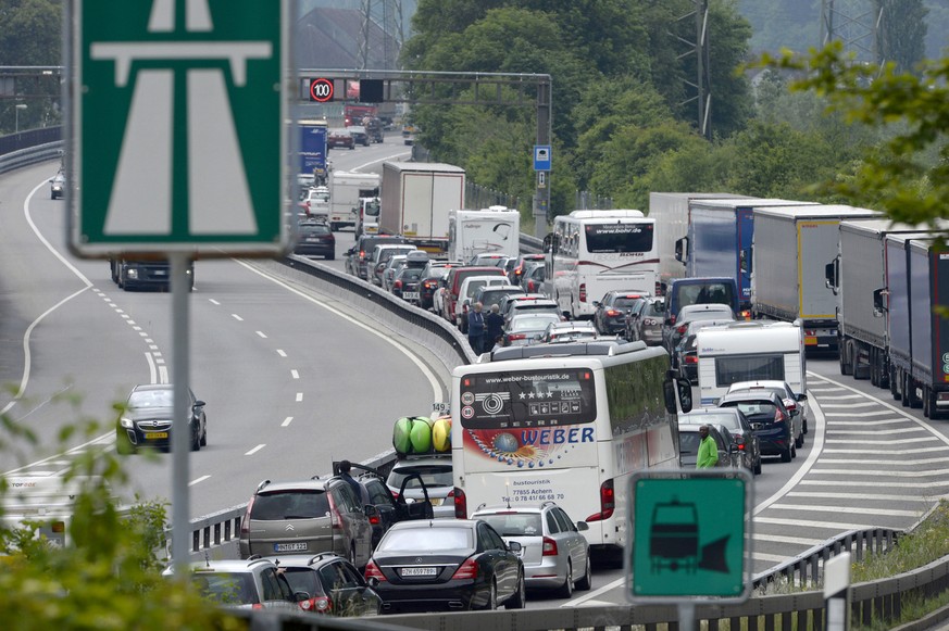 Eine lange Pfingstwochenende-Kolonne steht vor dem Gotthard.&nbsp;