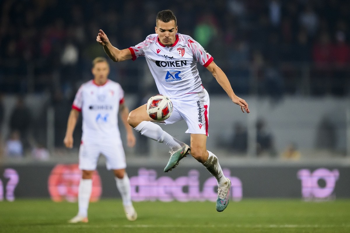 Le milieu valaisan Kevin Bua en action lors de la rencontre de football de Challenge League entre FC Sion et Neuchatel Xamax FCS le vendredi 27 octobre 2023 au stade de Tourbillon a Sion. (KEYSTONE/Je ...