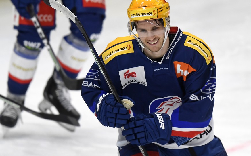 Der Zuercher Pius Suter jubelt nach dem 3-0 beim Eishockeyspiel der National League ZSC Lions gegen den EV Zug in Zuerich am Samstag, 29. Februar 2020. (KEYSTONE/Walter Bieri)