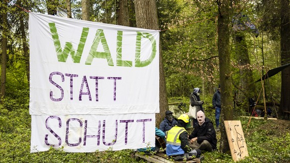 Aktivisten besetzen ein Waldstueck nahe der Deponie Chalberhau, am Samstag, 8. April 2023 in Ruemlang. Rund 20 Aktivisten protestieren mit der Waldbesetzung gegen die Waldrodung von rund 11 Hektaren W ...