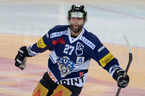 Der Zuger Josh Holden feiert das 1:0 fuer Zug, im Eishockey Mesterschaftsspiel zwischen dem EV Zug und dem SC Bern, am Freitag, 14. November 2014, in Zug. (KEYSTONE/Urs Flueeler)