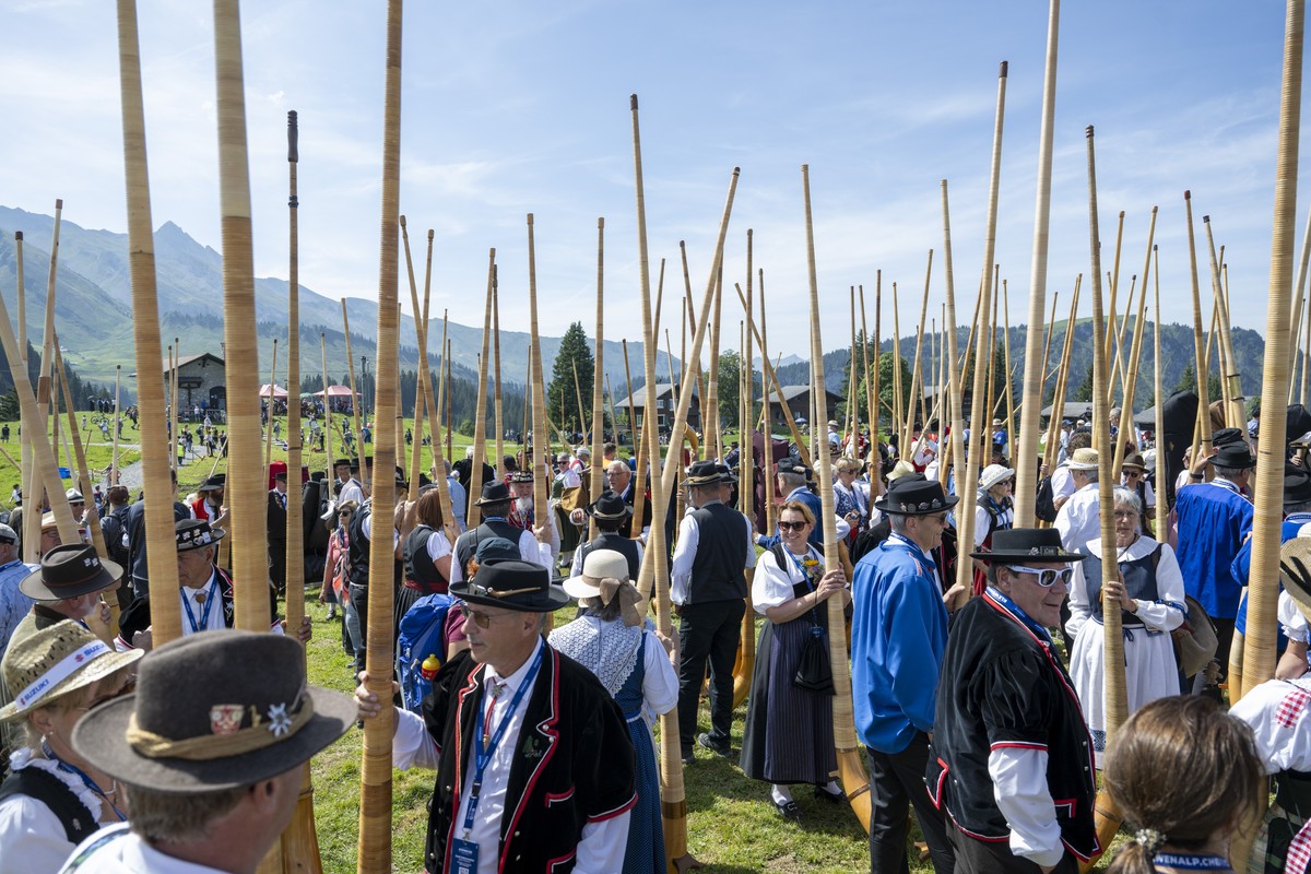 Die Alphornblaeserinnen und Alphornlaeser beim Einlass auf das Gelaende, anlaesslich eines Alphorn Weltrekordversuchs mit ueber 1000 Alphornblaeser beim Klewenalp Festival am Samstag, 31. August 2024  ...