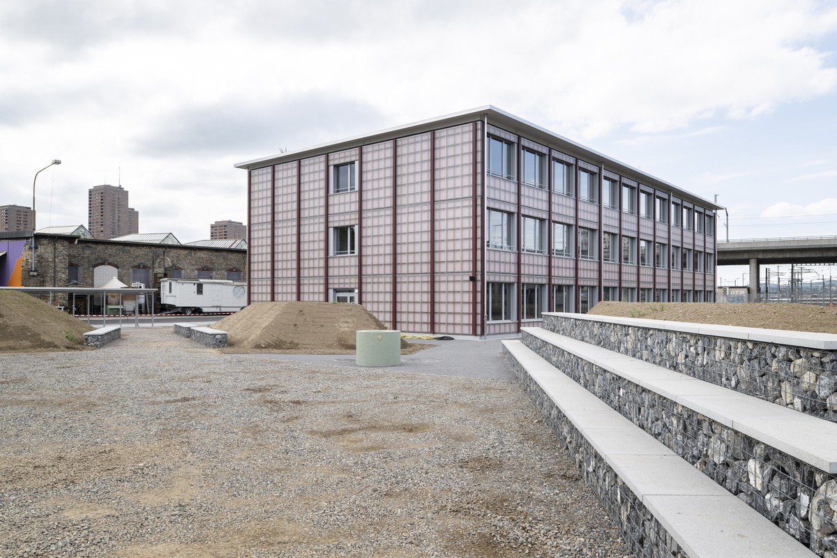 Das Provisorium der Kantonsschule Wiedikon, Standort Hohlstrasse Haus B, auf dem Areal des ehemaligen Gueterbahnhofs, fotografiert am Mittwoch, 21. August 2024 in Zuerich. (KEYSTONE/Christian Beutler)