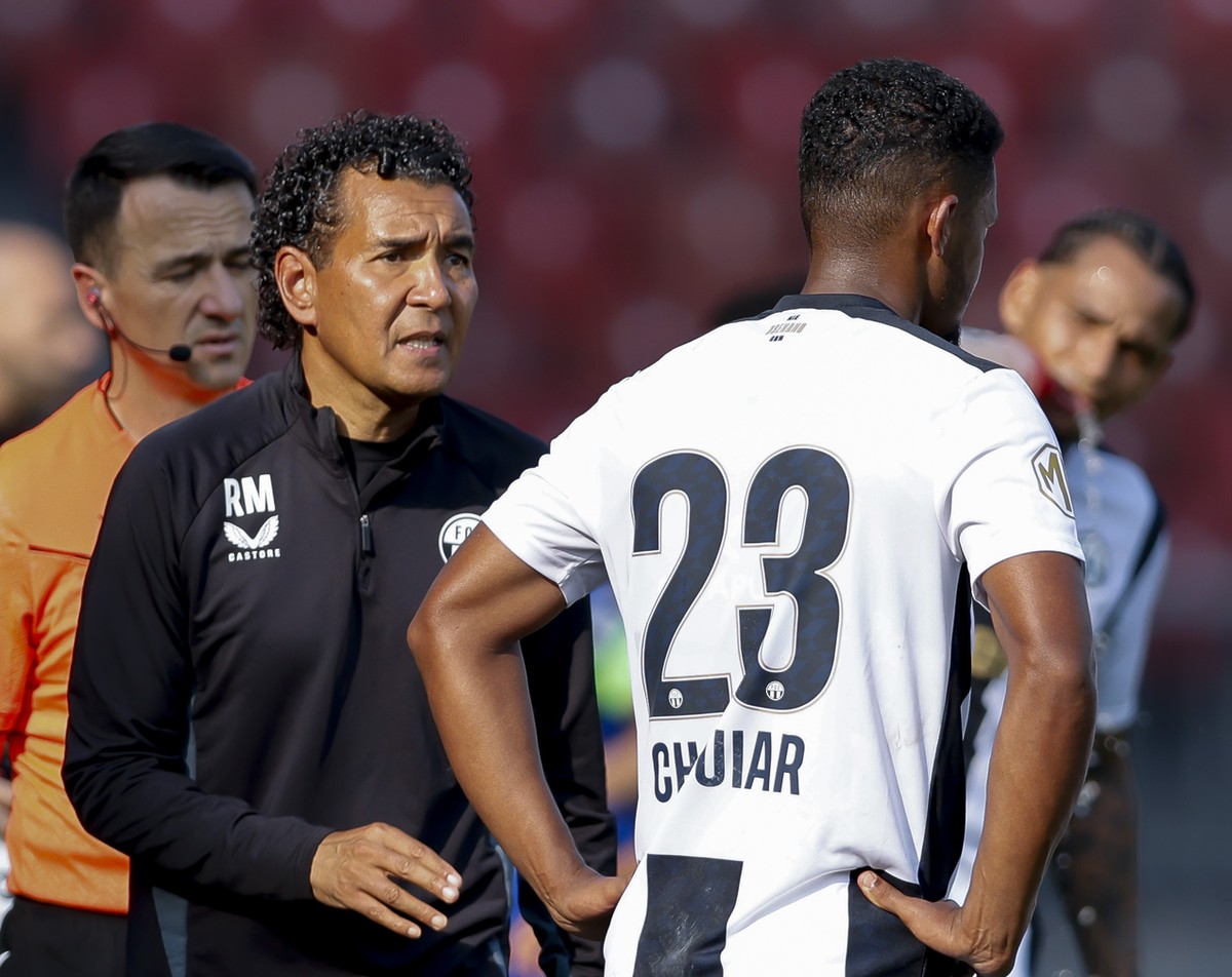 Trainer Ricardo Moniz (FCZ) gibt Anweisungen waehrend dem Meisterschaftsspiel der Super League zwischen dem FC Zuerich und dem FC Luzern am Sonntag, den 1. September 2024, im Letzigrund Stadion in Zue ...