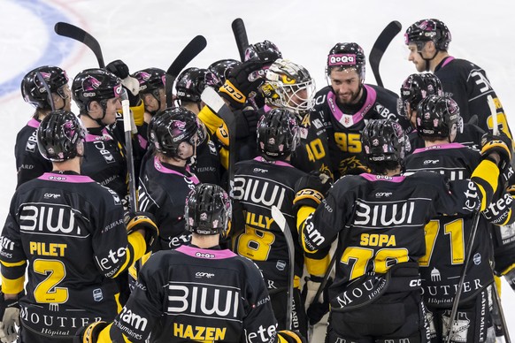 Ajoies Spieler freuen sich nach dem gewonnenen Shootout im Qualifiaktionsspiel der Eishockey National League zwischen dem HC Ajoie und den SCL Tigers in der Raiffeisen Arena in Porrentruy, am Mittwoch ...