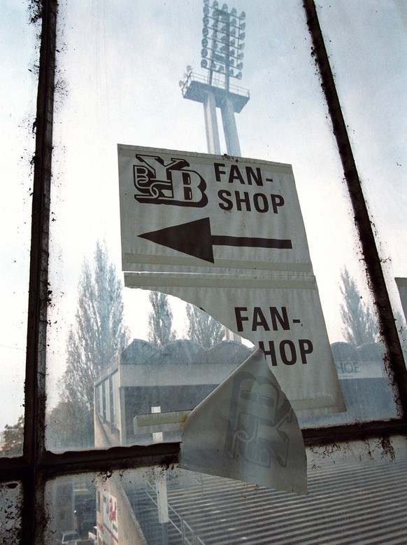 Blick durchs Tribuenenfenster des Stadions Wankdorf in Bern, aufgenommen am Donnerstag, 21. Oktober 1999.
(KEYSTONE/Alessandro della Valle)