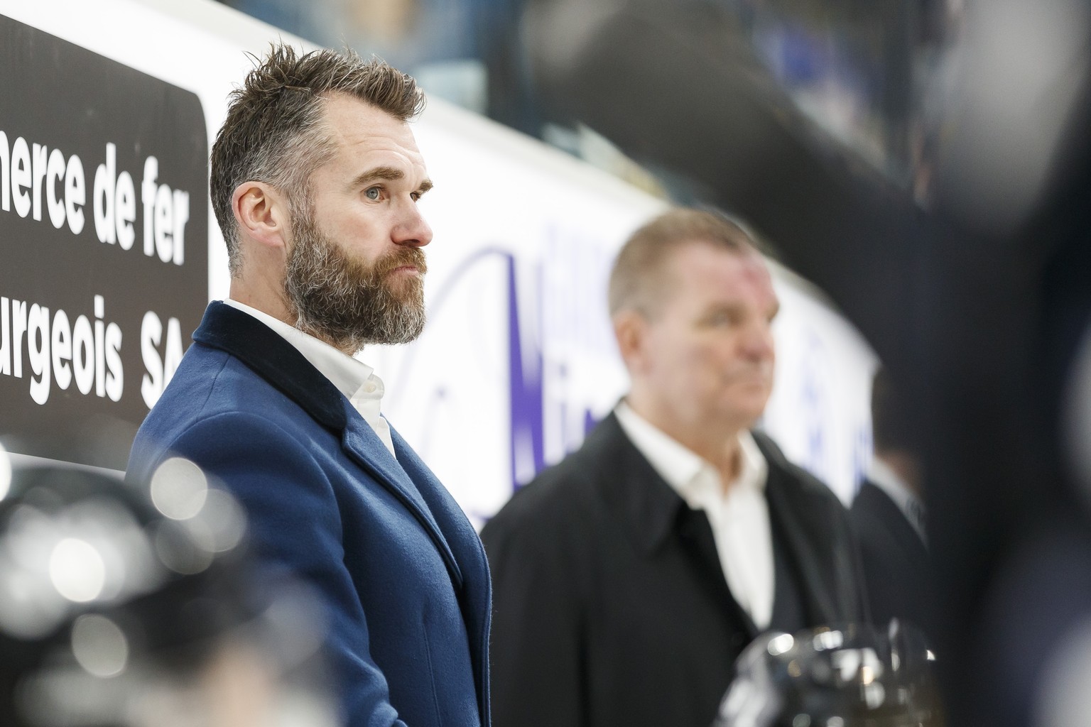 L&#039;entraineur fribourgeois Christian Dube, lors de la rencontre du championnat suisse de hockey sur glace de National League entre le HC Fribourg-Gotteron et le SC Bern, ce samedi, 23 novembre 201 ...