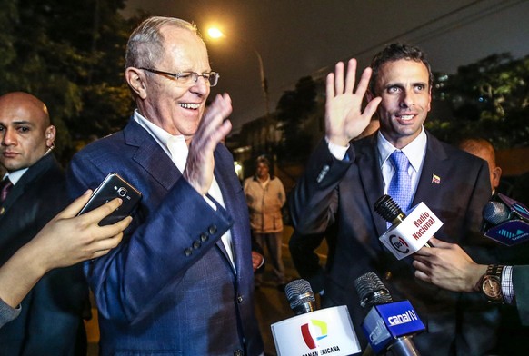 epa05476081 A handout picture made available by the Presidency of Peru shows Peruvian President Pedro Pablo Kuczynski (L) posing with Venezuelan opposition leader Henrique Capriles (R) prior to a meet ...