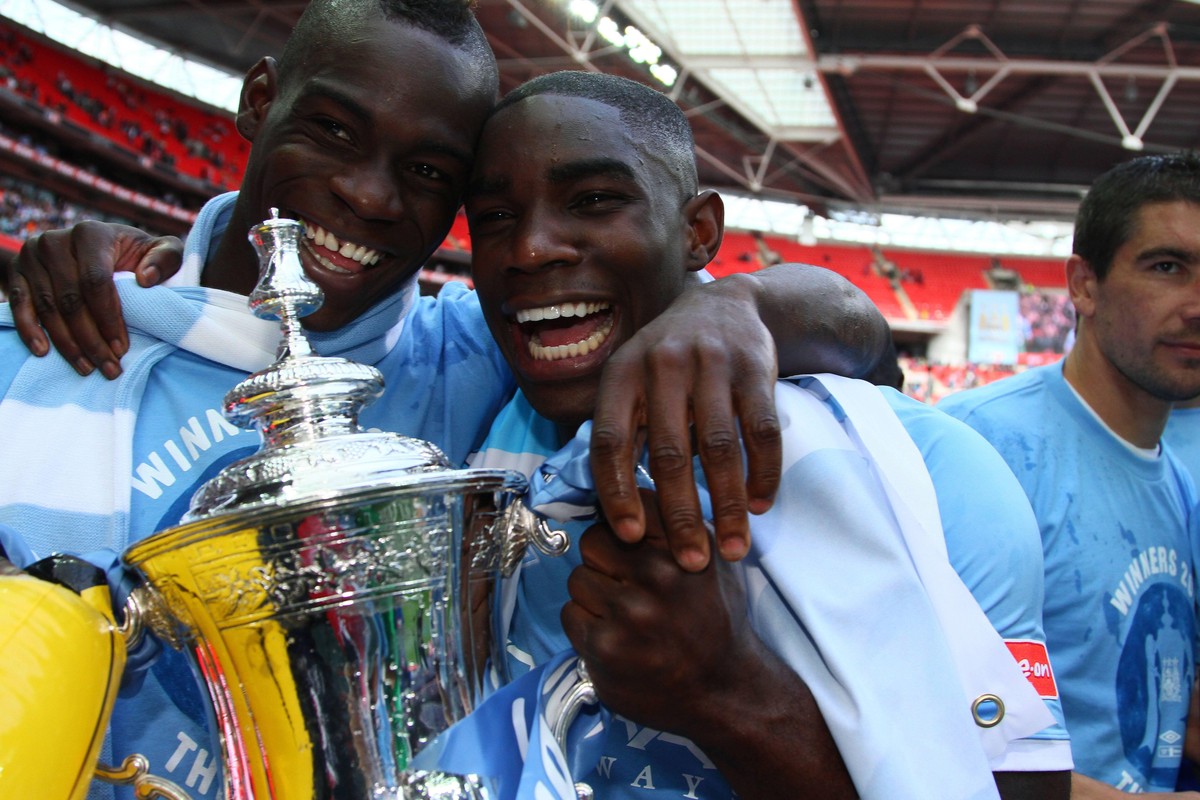 Micah Richards (r.) wurde 2011 gemeinsam mit Mario Balotelli englischer Meister.
