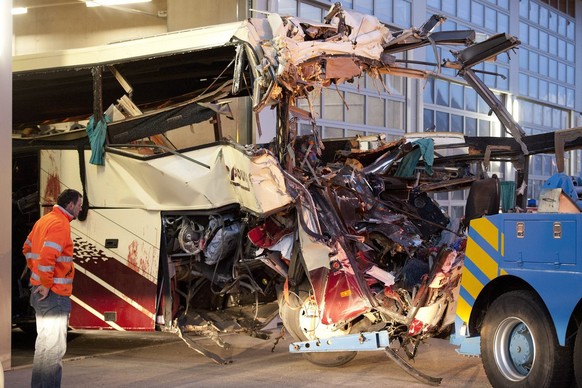 Der völlig demolierte Vorderteil des Busses.