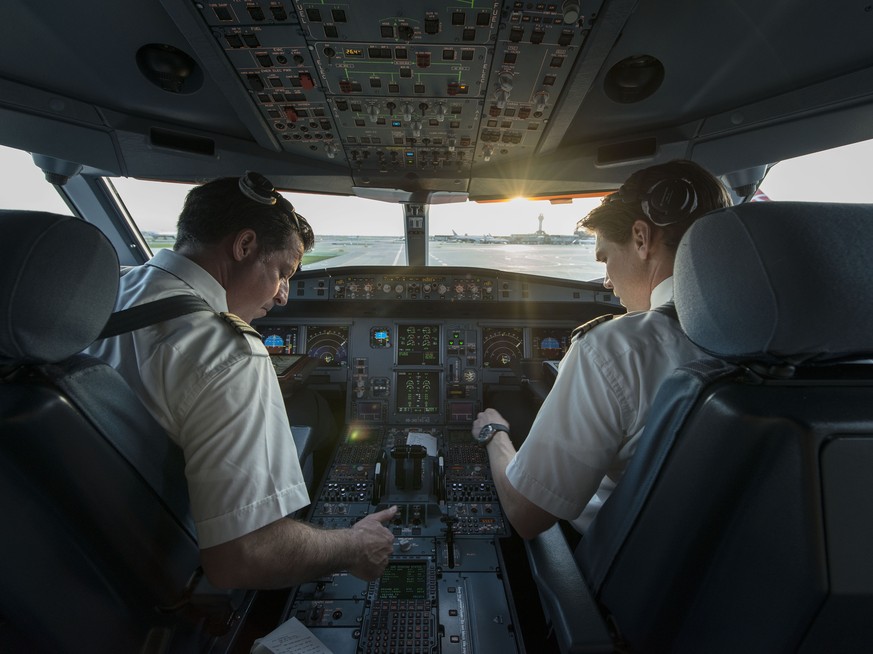 ZUR EINFUEHRUNG DER ZWEI-PERSONEN-REGEL IM COCKPIT BEI DER SWISS NACH DEM ABSTURZ EINES GERMANWING AIRBUS STELLEN WIR IHNEN FOLGENDES THEMENBILD ZUR VERFUEGUNG - Pilot und Kopilot fliegen das Flugzeug ...