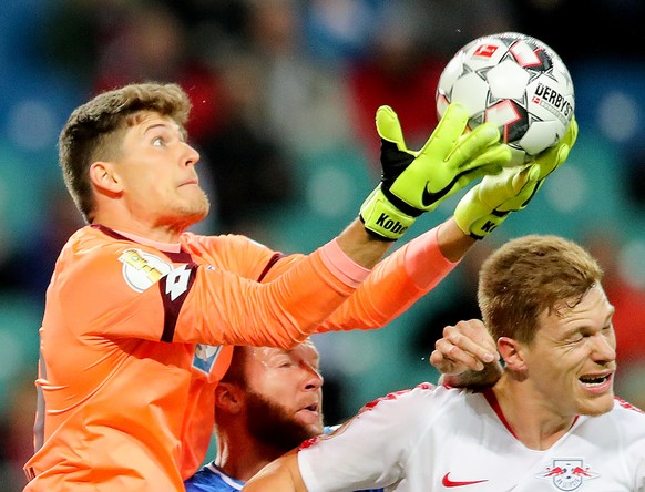 31.10.2018, Sachsen, Leipzig: Fußball: DFB-Pokal, 2. Runde, RB Leipzig - 1899 Hoffenheim in der Red-Bull-Arena Leipzig. Hoffenheims Torwart Gregor Kobel rettet hier vor Leipzigs Marcel Halstenberg. (r ...