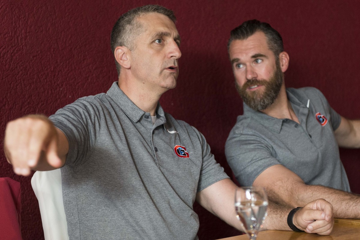 Mark French, le nouvel entraineur du HC Fribourg Gotteron, gauche, parle aux cotes du directeur sportif Christian Dube, droite, lors d'une conference de presse, ce lundi, 19 juin 2017, a la patin ...