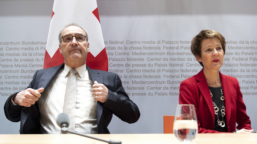 Die Bundesraete Guy Parmelin, links, und Simonetta Sommaruga aeussern sich zur Departementsverteilung im Bundesrat, am Montag, 10. Dezember 2018, in Bern. (KEYSTONE/Peter Schneider)