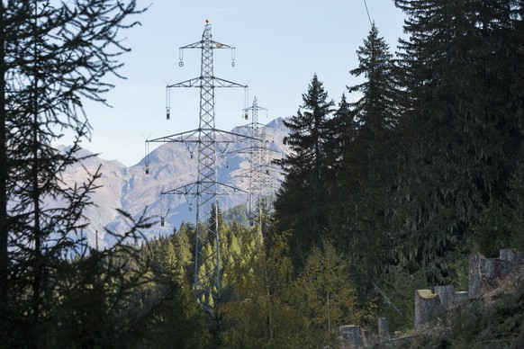 Masten und rechts der gerodete Wald waehrend der Medienbegehung der Hoechstspannungsleitung 380-kV-Leitung Moerel-Ulrichen in Blitzingen, Goms, Wallis, am Dienstag 8. Oktober 2018. In diesem Herbst we ...